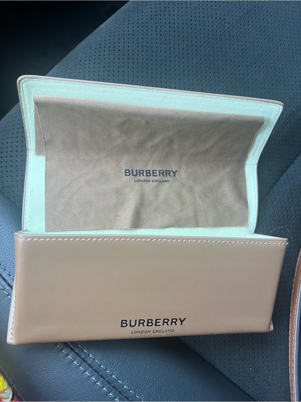 Burberry Oliver sunglasses - Picture 5 of 6